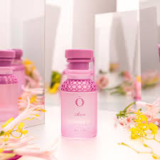 في اللقطة اللي اجتمعت فیہا کل عطور أوسماء، العطر الوردي (روزا) اللي بلمسة المسك والفانيليا الدافئة.. وين كان مكانه بالضبط