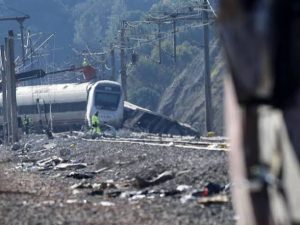 اكثر من 64 قتيلا بحادث تصادم قطارين في اسبانيا